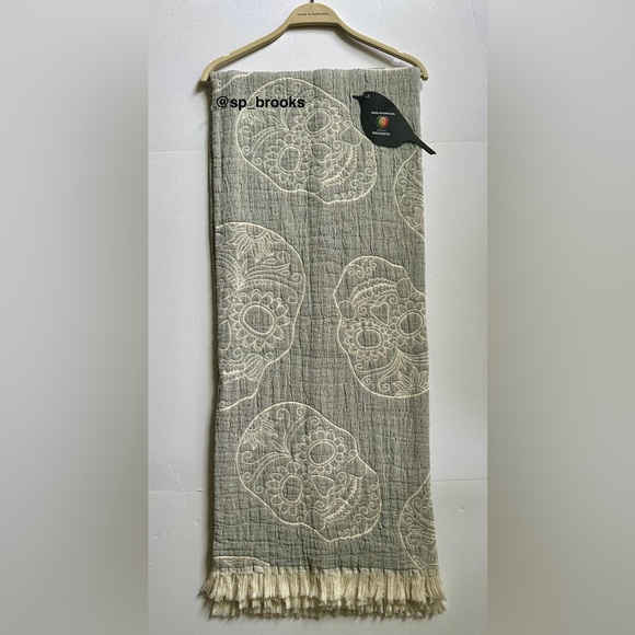 🎁Piscatextil Halloween Throw Blanket - Scattered Skulls - Gray and Cream